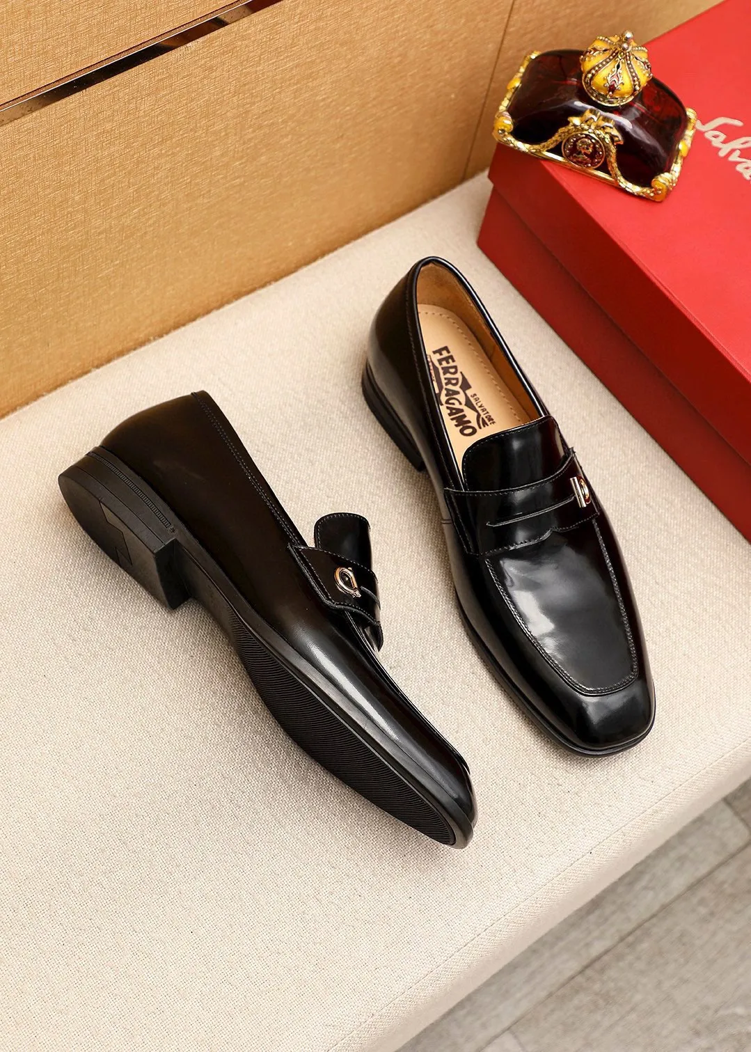 Men's shoes 💰480 💐 Product trademark: Ferragamo "Ferragamo" casual leather shoes Regular size: 38-44 (45🉑️customized) Product materials: Selected imported first-layer open-edge beaded cowhide upper + luxury hardware buckle, imported water-dyed cowhide leather lining. Strong three-dimensional visual effect, original rubber outsole Color: 3⃣️seed leather materials available
